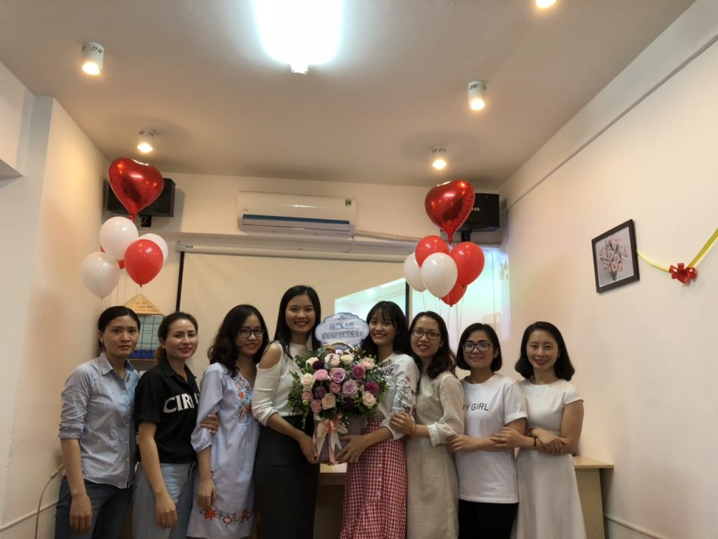 Món quà ý nghĩa CBNV nam Sông Hồng ICT Phương Nam tặng chị em phụ nữ Công ty ngày 8/3